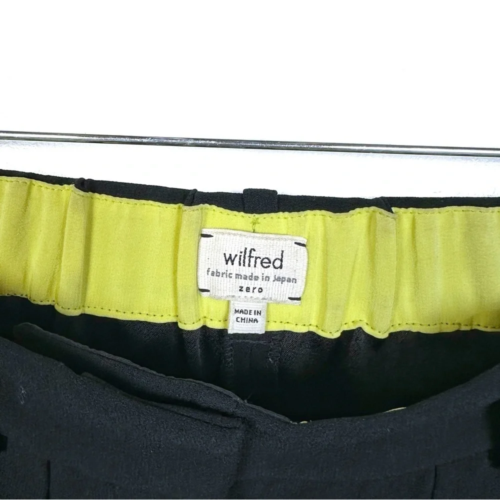 Aritzia WILFRED Japanese Crepe Shorts Pleats in Black Size 0 / W/26